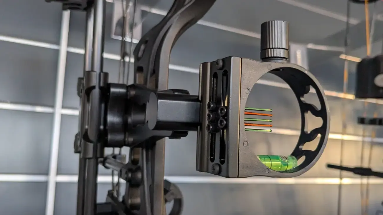 Ein 5-Pin-Visier mit Beleuchtung an einem Compoundbogen