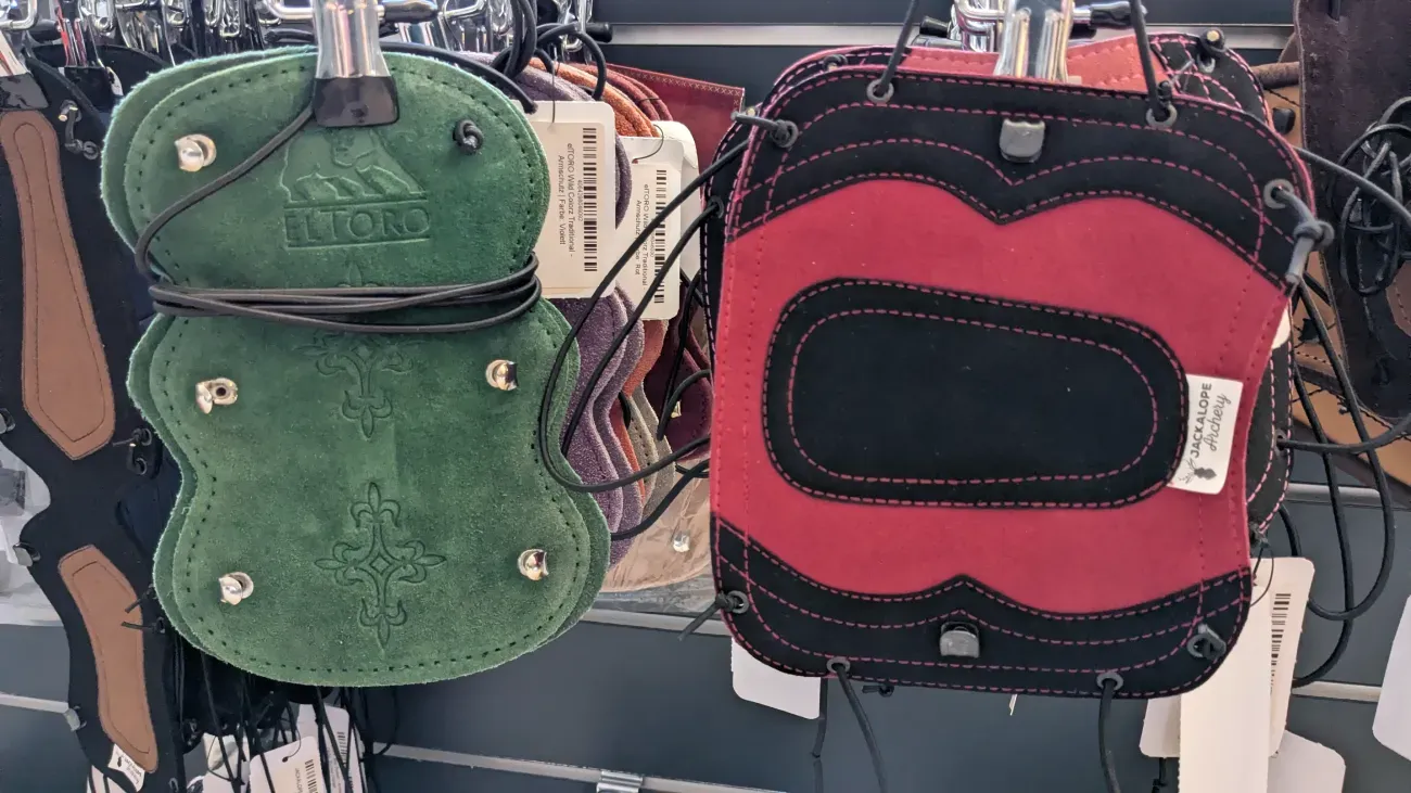 Armschutz aus Leder in verschiedenen Farben
