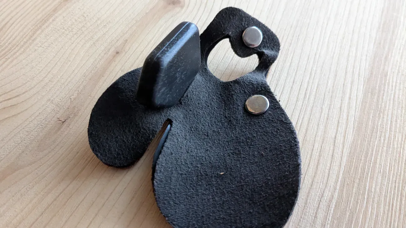 Fingertab von unten mit Blick auf den Fingertrenner