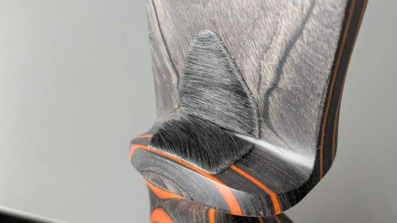 Traditionelle Hair-Rest-Pfeilauflage aus Fell, aufgeklebt in Wuchsrichtung
