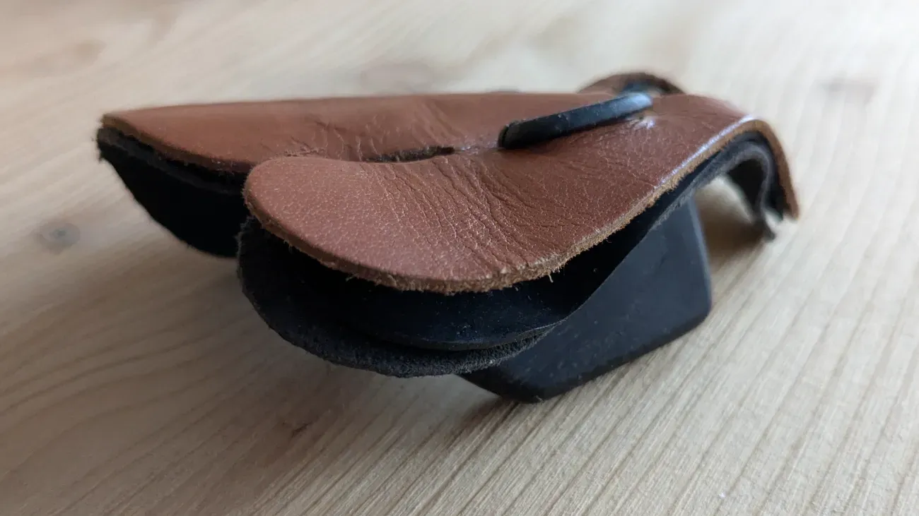 Fingertab aus Leder mit sichtbaren Lagen und Fingertrenner