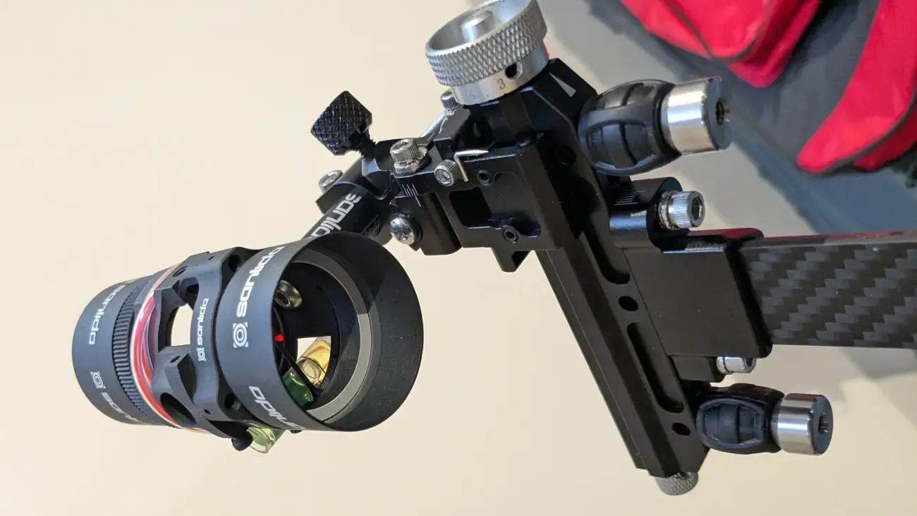 Ein Scope mit Linse an einem Compound-Visier