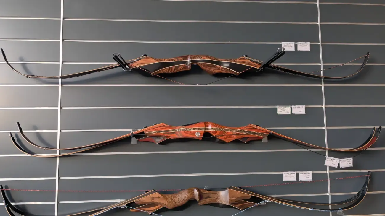 Traditionelle dreiteilige Recurvebögen an einer Wand